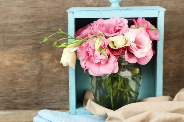 Buquê de flores de eustoma em vaso — Fotografia de Stock