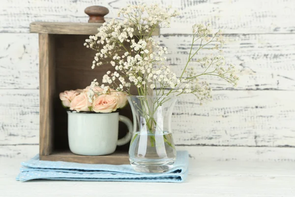 Hermosas flores en jarrón —  Fotos de Stock