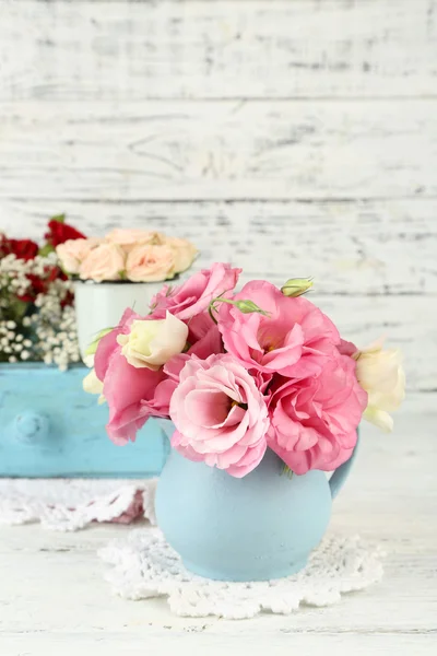 Strauß Eustoma-Blumen in der Vase — Stockfoto