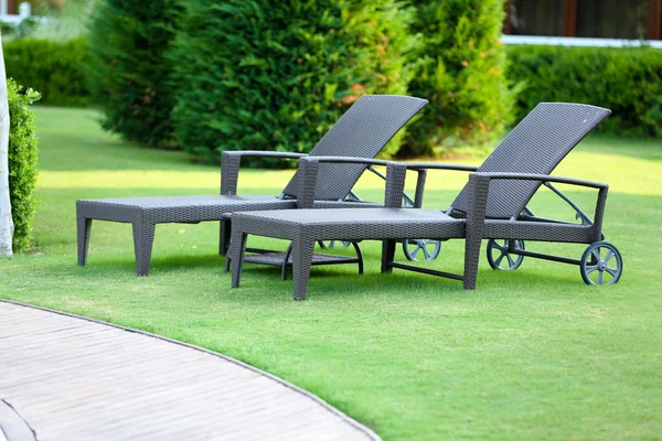 Lounge sunbed in hotel garden — Stock Photo, Image