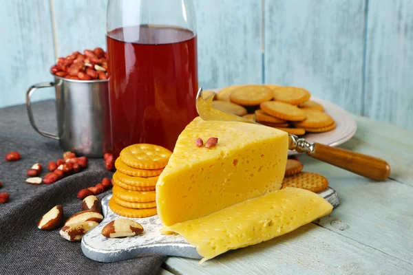 Şarap, peynir ve kraker — Stok fotoğraf