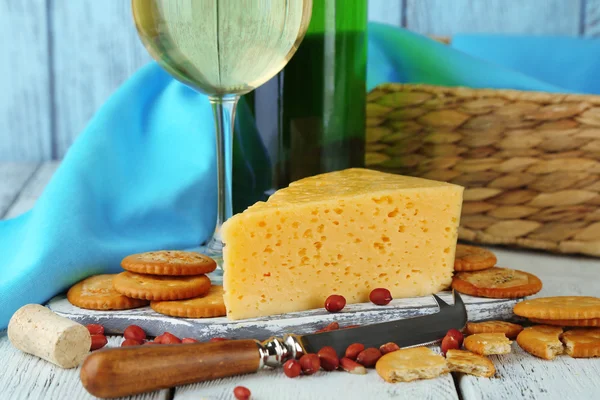 Vinho, queijo e bolachas — Fotografia de Stock