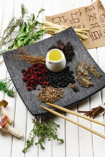 Ingredientes tradicionais de ervas medicinais chinesas — Fotografia de Stock