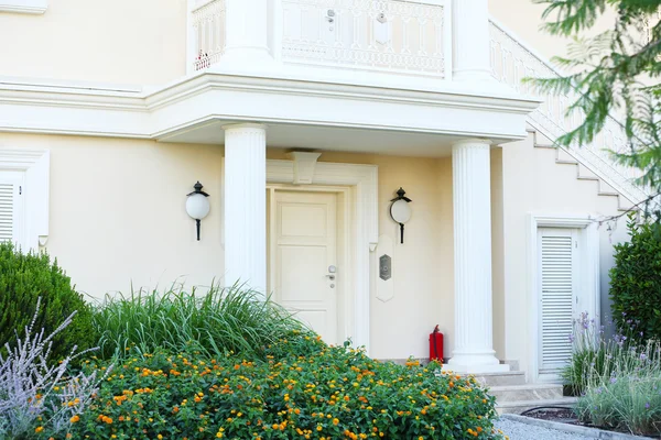 Casa moderna con hermosos jardines — Foto de Stock