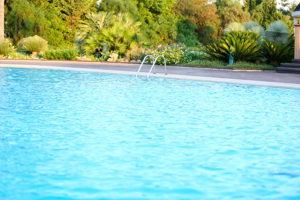 Blue water in swimming pool — Stock Photo, Image