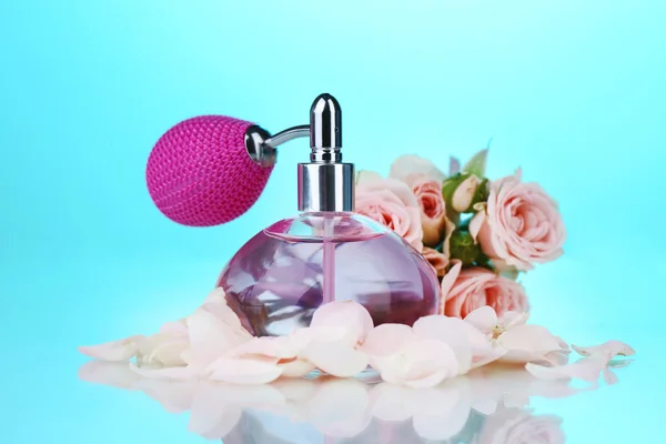 Perfume bottle with petals — Stock Photo, Image