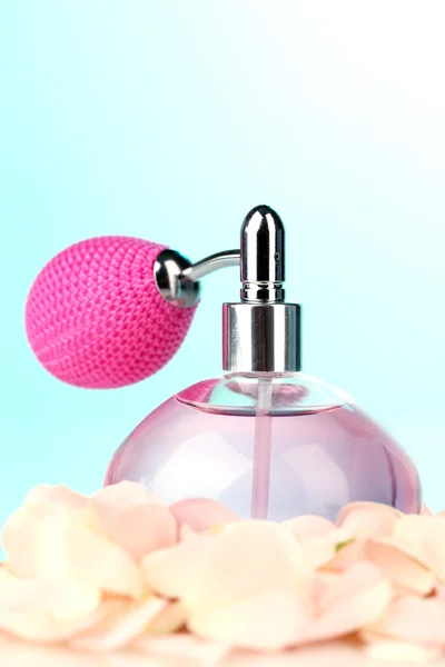 Perfume bottle with petals — Stock Photo, Image