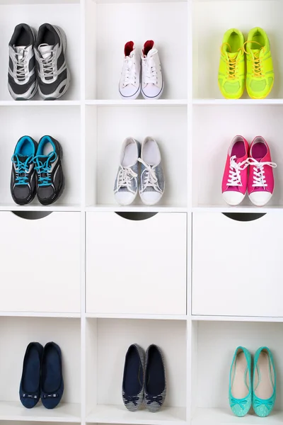 Zapatos coloridos en estantes de madera — Foto de Stock