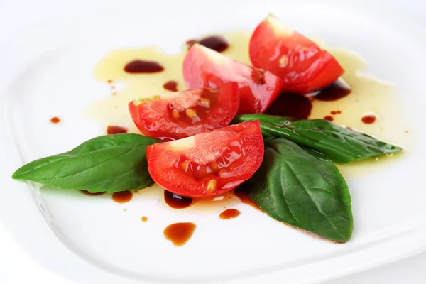 Бальзамический уксус, помидор и базилик — стоковое фото