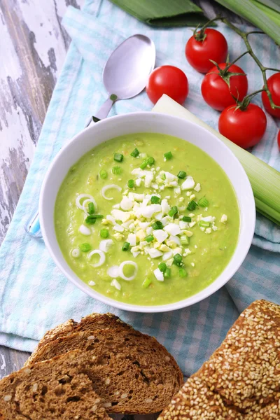 Purjolök soppa på bord, på nära håll — Stockfoto