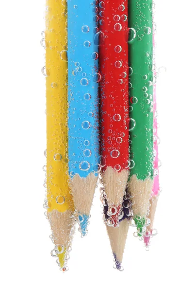 Lápices de colores en el agua — Foto de Stock