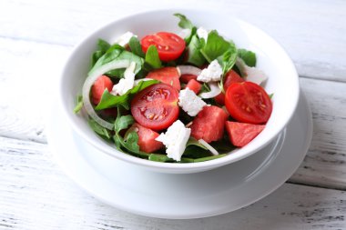 Karpuz, soğan, roka ve ıspanak salatası