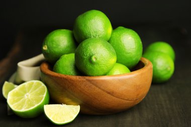 Tahta kasede taze sulu limonlar