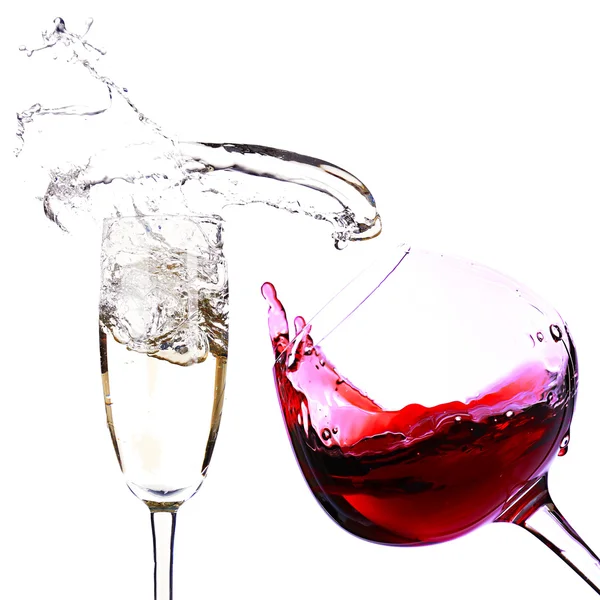 Zwei Gläser mit Rotwein und Champagner, isoliert auf weiß — Stockfoto