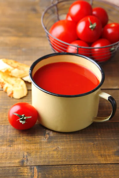 Sumo de tomate na caneca a cores, torradas e tomates frescos — Fotografia de Stock