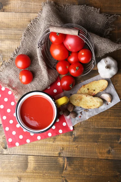 Jugo de tomate casero en taza de color, tostadas y tomates frescos —  Fotos de Stock