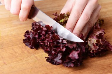 doğranmış kırmızı marul