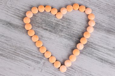 kalp hapları ahşap zemin üzerinde