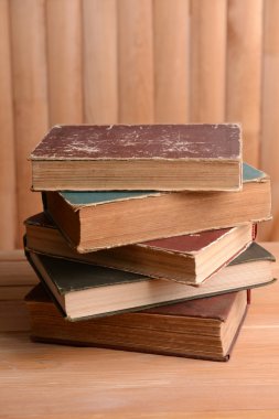 Tablo üzerinde eski kitaplar