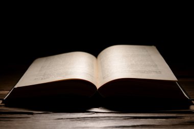 tablo üzerinde eski kitap