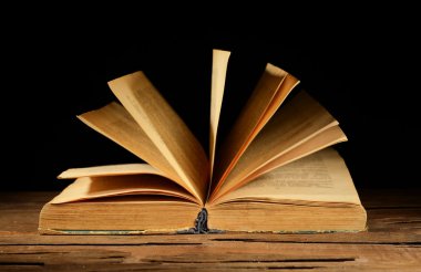 tablo üzerinde eski kitap
