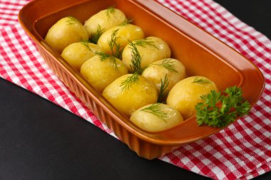 haşlanmış patates, genç yakın çekim 