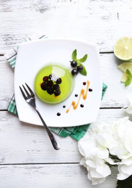 yeşil jöle blackcurrant çilek ile