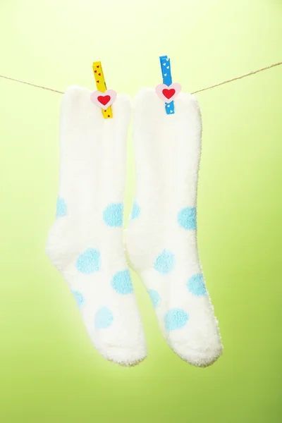 Bunte Socken hängen — Stockfoto