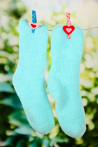 Bunte Socken hängen — Stockfoto