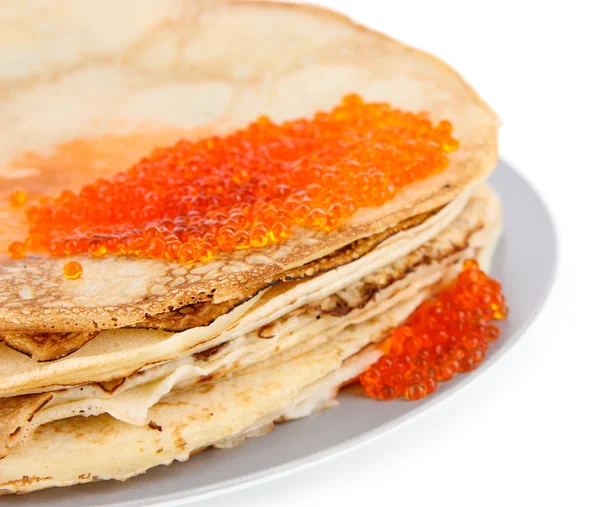 Läckra pannkakor med röd kaviar isolerad på vit — Stockfoto