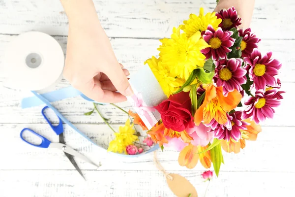 Mains féminines composant beau bouquet — Photo