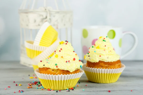 Sabrosos pasteles de taza con crema — Foto de Stock