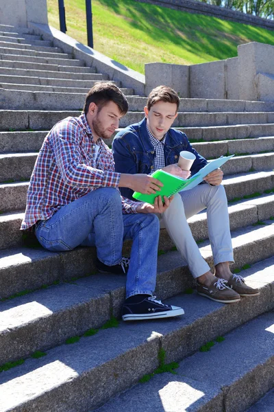 Studenti sedí na schodech — Stock fotografie