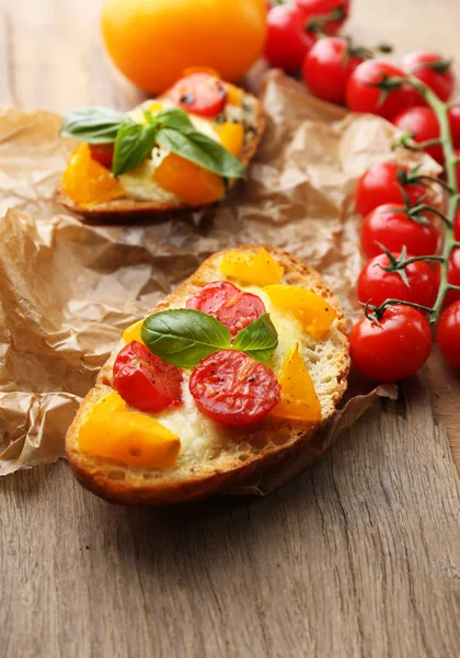 Sabrosa bruschetta con tomates — Foto de Stock