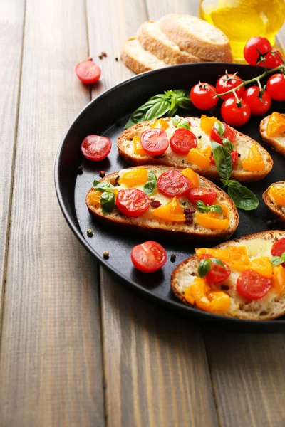 Smakelijke bruschetta met tomaten — Stockfoto