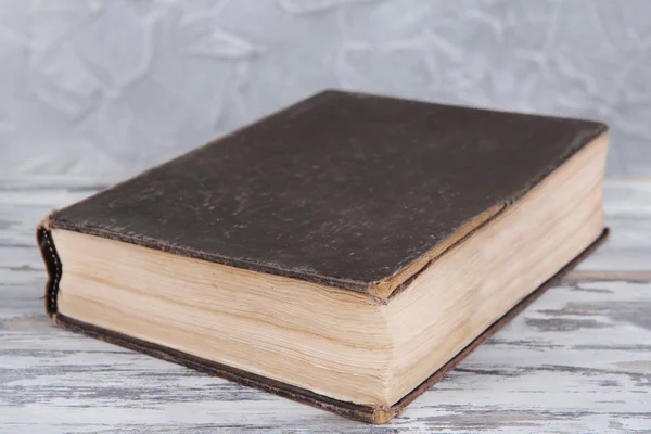 Oud boek op tafel — Stockfoto