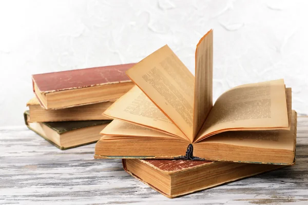 Libros viejos en la mesa — Foto de Stock