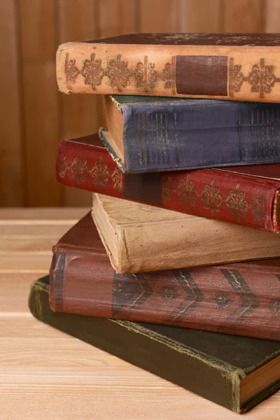 Oude boeken op tafel — Stockfoto