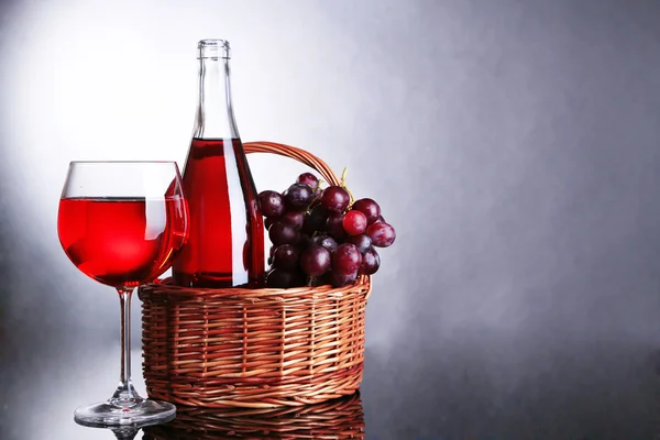 Vyzrálé hrozny a láhev vína — Stock fotografie