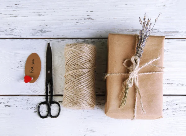 Handgefertigte Geschenkbox im natürlichen Stil — Stockfoto