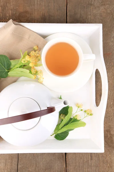 Sabroso té de hierbas con flores de tilo —  Fotos de Stock