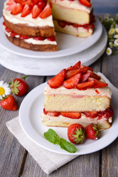 Delicious biscuit cake with strawberries — Stock Photo, Image