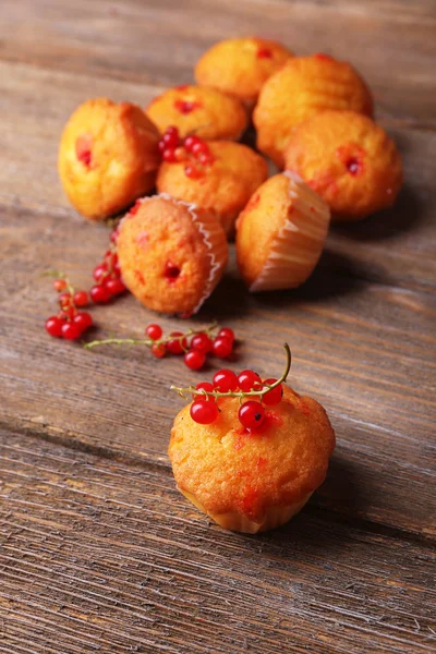 Muffins saborosos com groselha vermelha — Fotografia de Stock