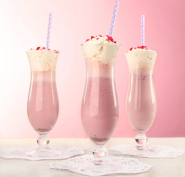 Delicioso batido na mesa — Fotografia de Stock