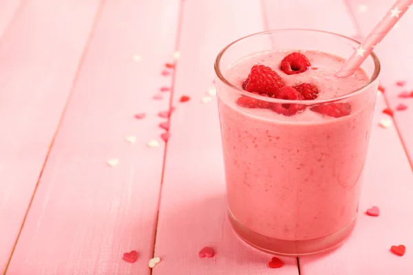 Leckerer Milchshake auf dem Tisch — Stockfoto