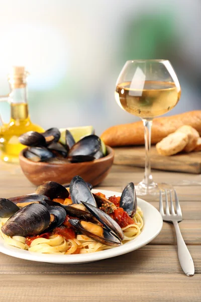 Macarrão saboroso com mexilhões — Fotografia de Stock