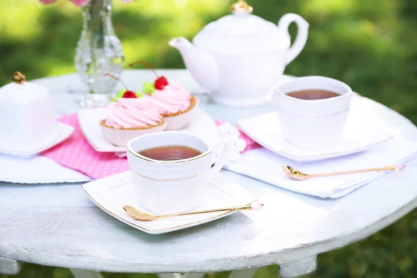 茶碗を持つコーヒー テーブル — ストック写真