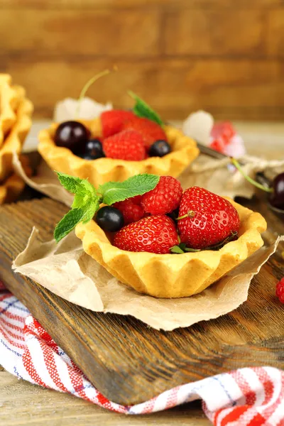 Smakelijke tartlets met bessen — Stockfoto