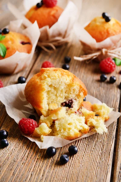 Tasty cupcakes with fruits — Stock Photo, Image