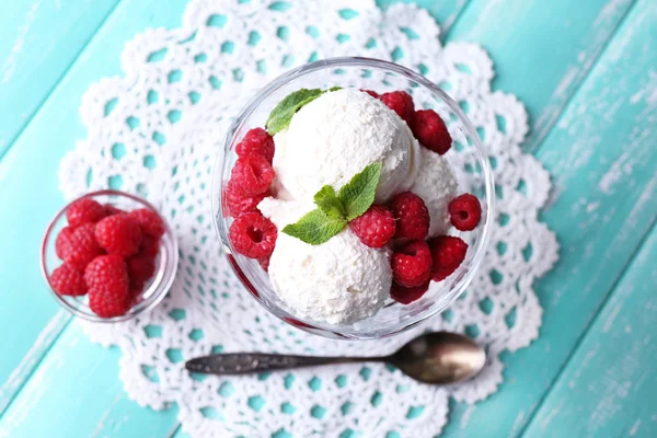 Creamy ice cream with raspberries — Stock Photo, Image